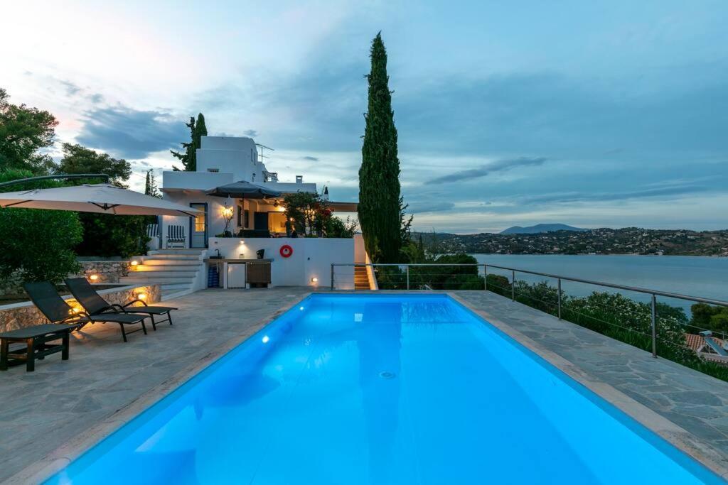Retreat Villa By The Sea With Pool In 포르토헬리 외부 사진