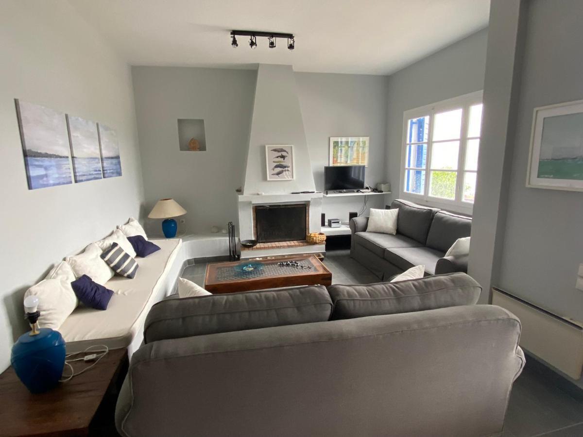 Retreat Villa By The Sea With Pool In 포르토헬리 외부 사진