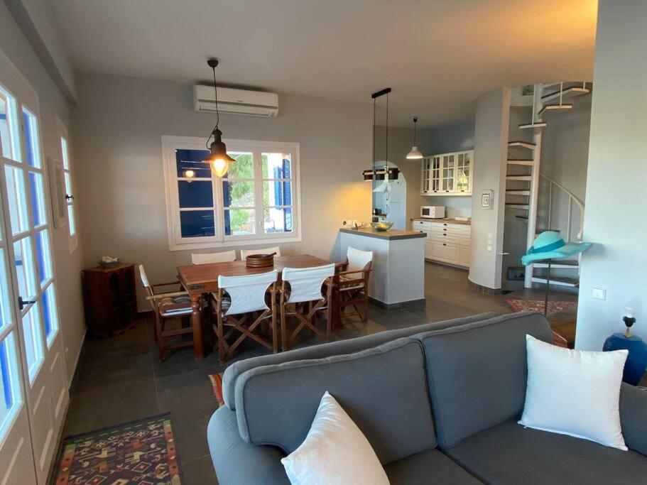 Retreat Villa By The Sea With Pool In 포르토헬리 외부 사진
