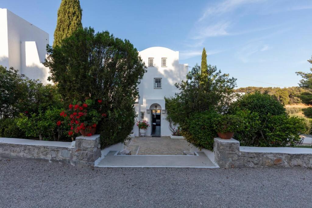 Retreat Villa By The Sea With Pool In 포르토헬리 외부 사진