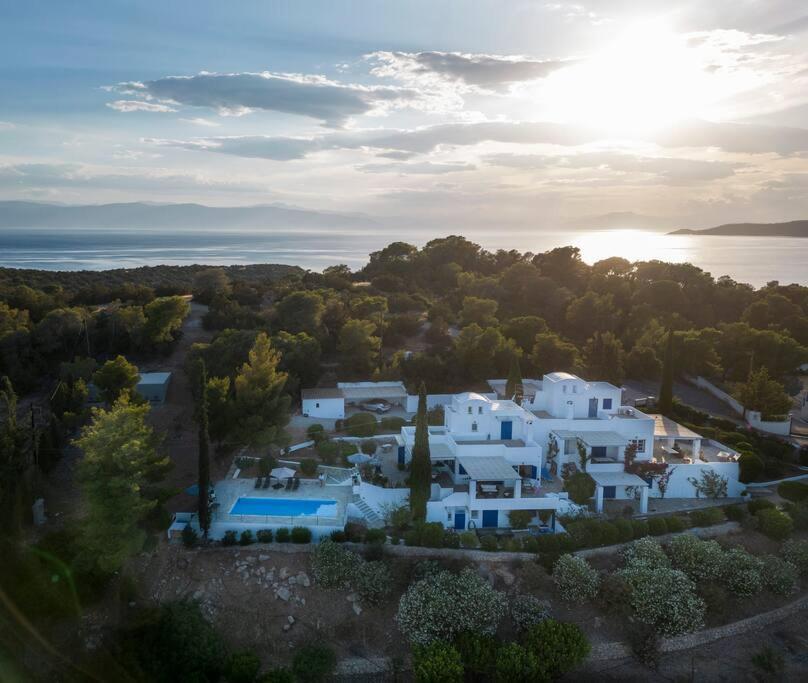 Retreat Villa By The Sea With Pool In 포르토헬리 외부 사진