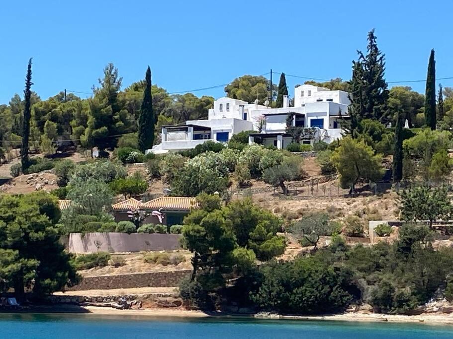 Retreat Villa By The Sea With Pool In 포르토헬리 외부 사진