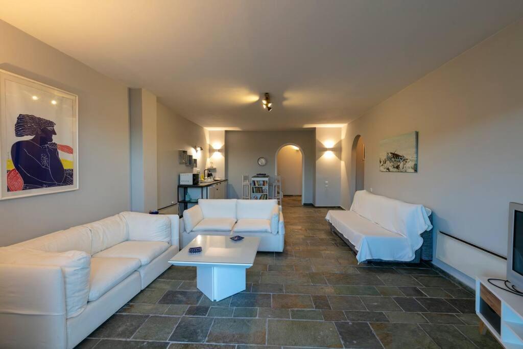 Retreat Villa By The Sea With Pool In 포르토헬리 외부 사진