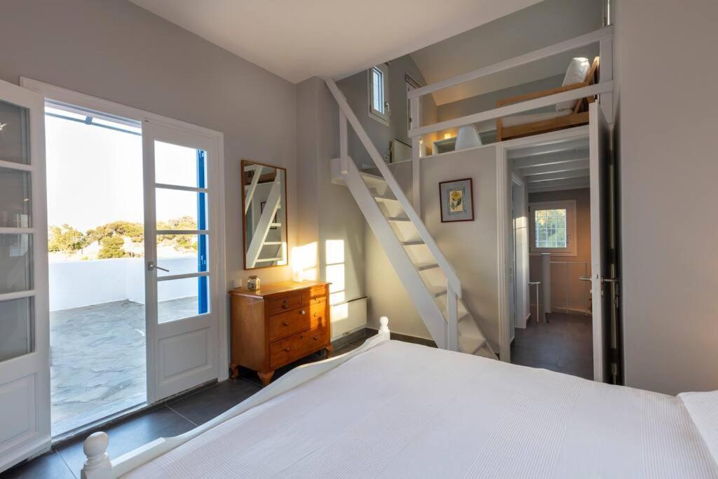 Retreat Villa By The Sea With Pool In 포르토헬리 외부 사진