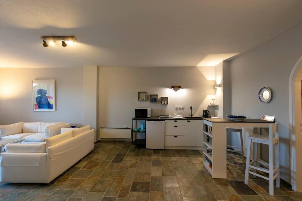 Retreat Villa By The Sea With Pool In 포르토헬리 외부 사진