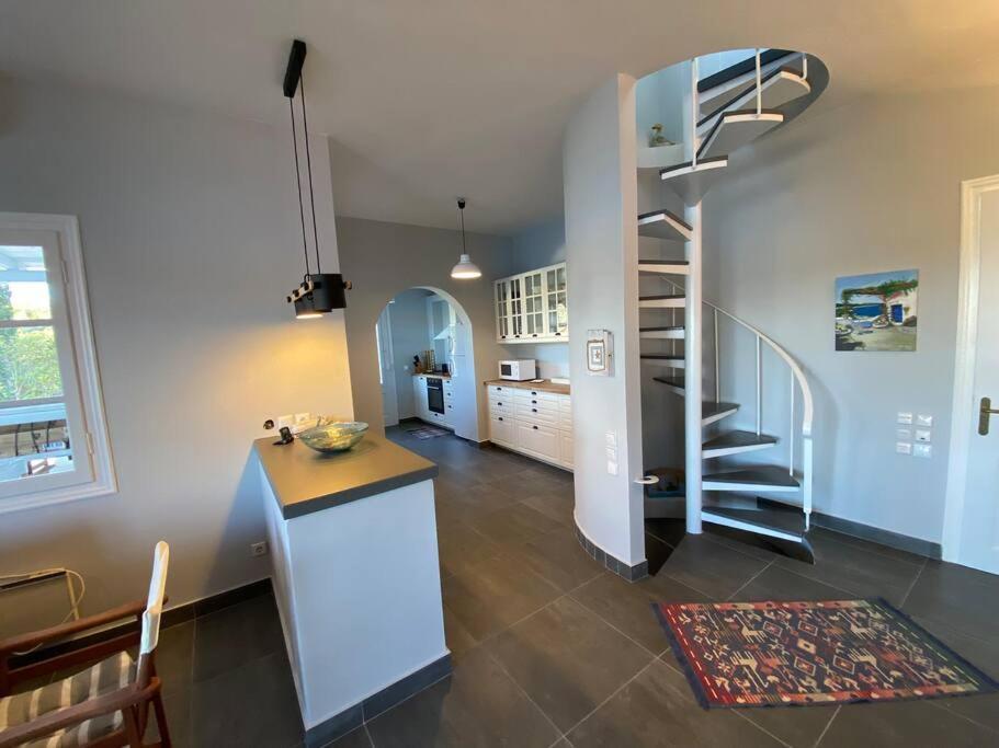 Retreat Villa By The Sea With Pool In 포르토헬리 외부 사진
