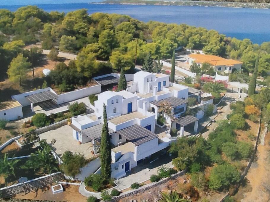 Retreat Villa By The Sea With Pool In 포르토헬리 외부 사진