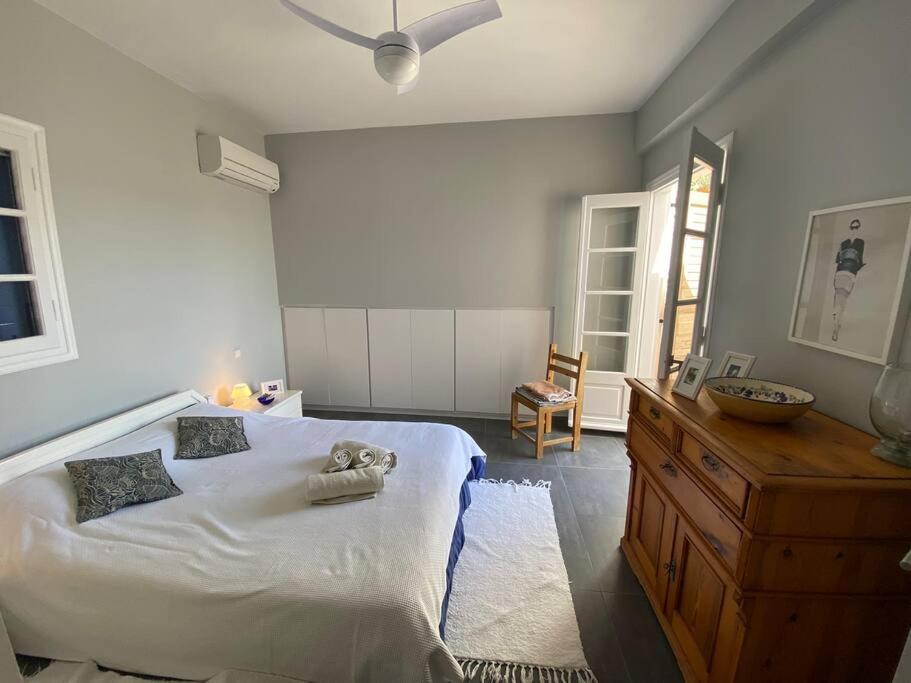 Retreat Villa By The Sea With Pool In 포르토헬리 외부 사진