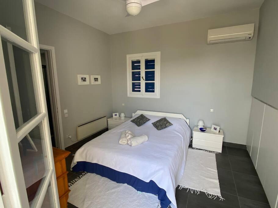Retreat Villa By The Sea With Pool In 포르토헬리 외부 사진