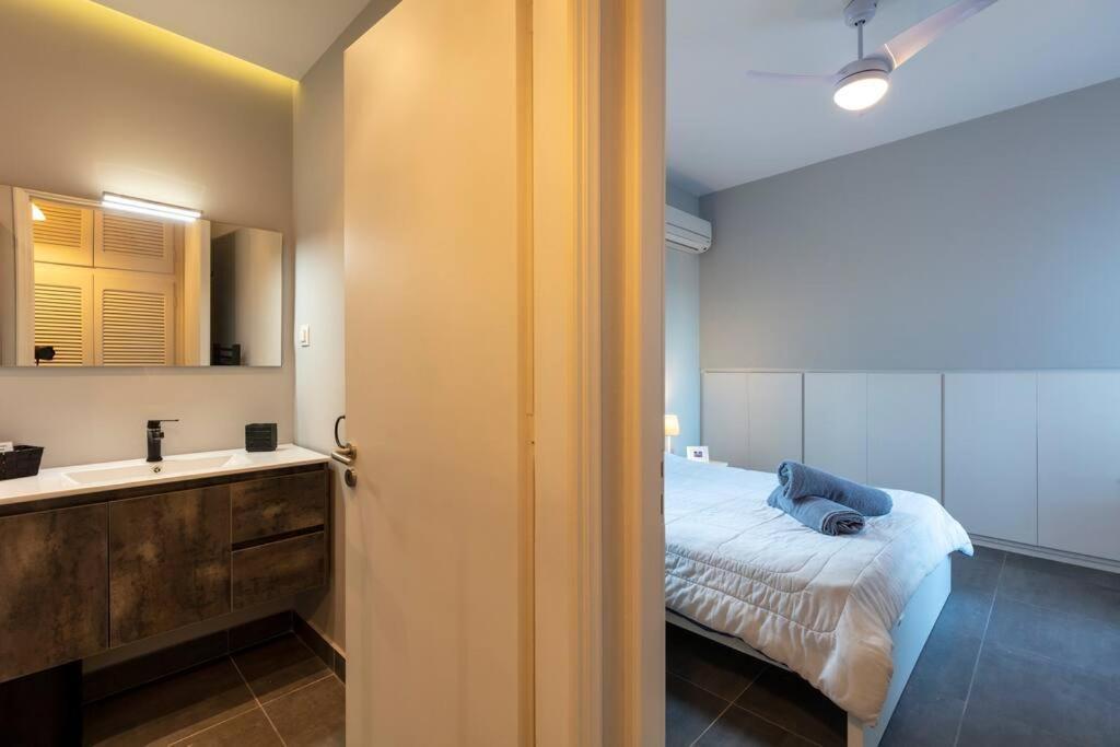 Retreat Villa By The Sea With Pool In 포르토헬리 외부 사진
